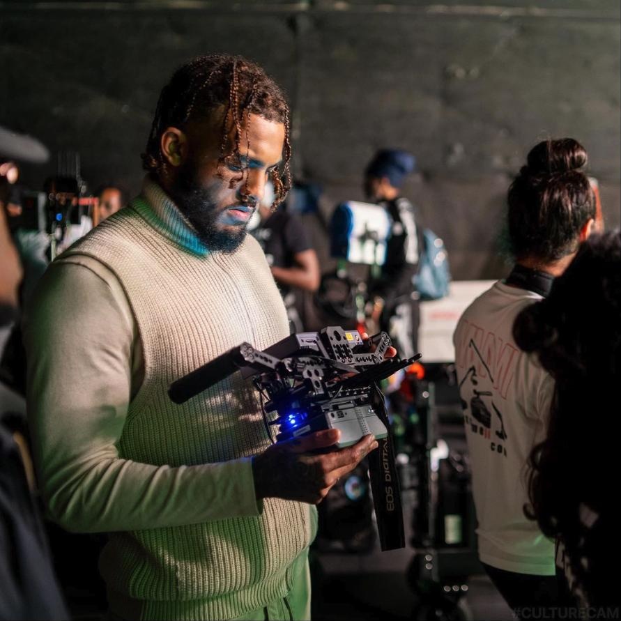 Troy Roscoe on set